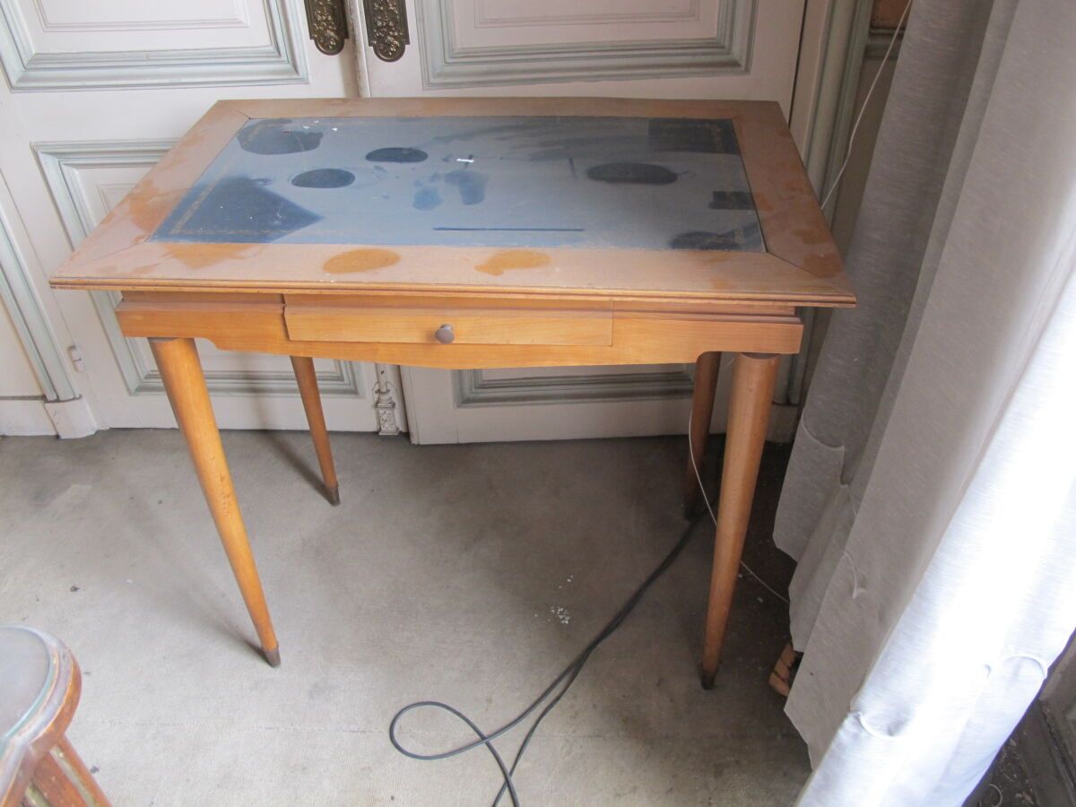 Null 果木饰面的平面书桌，在腰部开有一个抽屉，站在一个锥形的底座上。

H.75 cm - W. 79.5 cm - D. 49.5 cm。