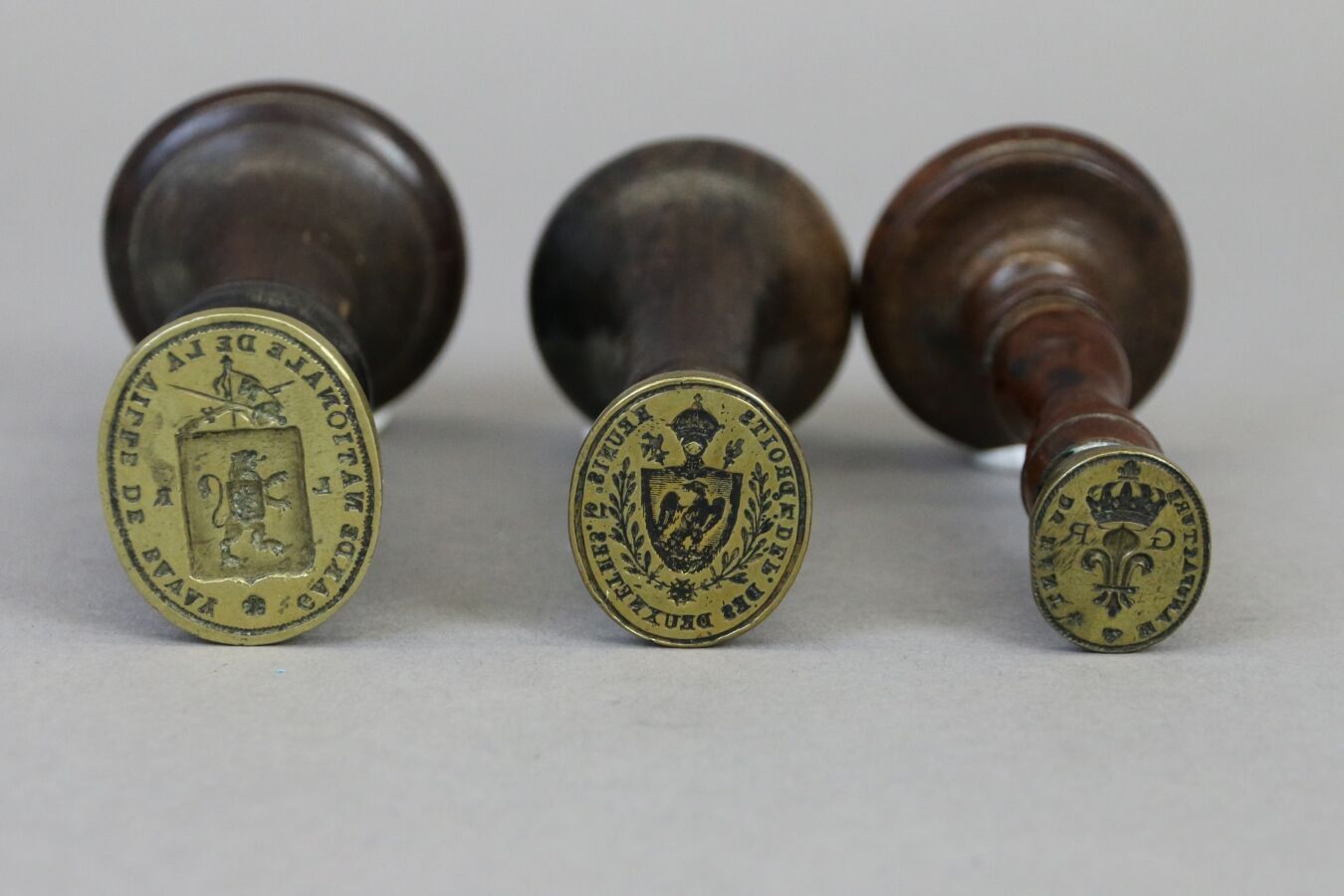 Null Three wax seals in bronze, the handle in boxwood, of which : - National Gua&hellip;