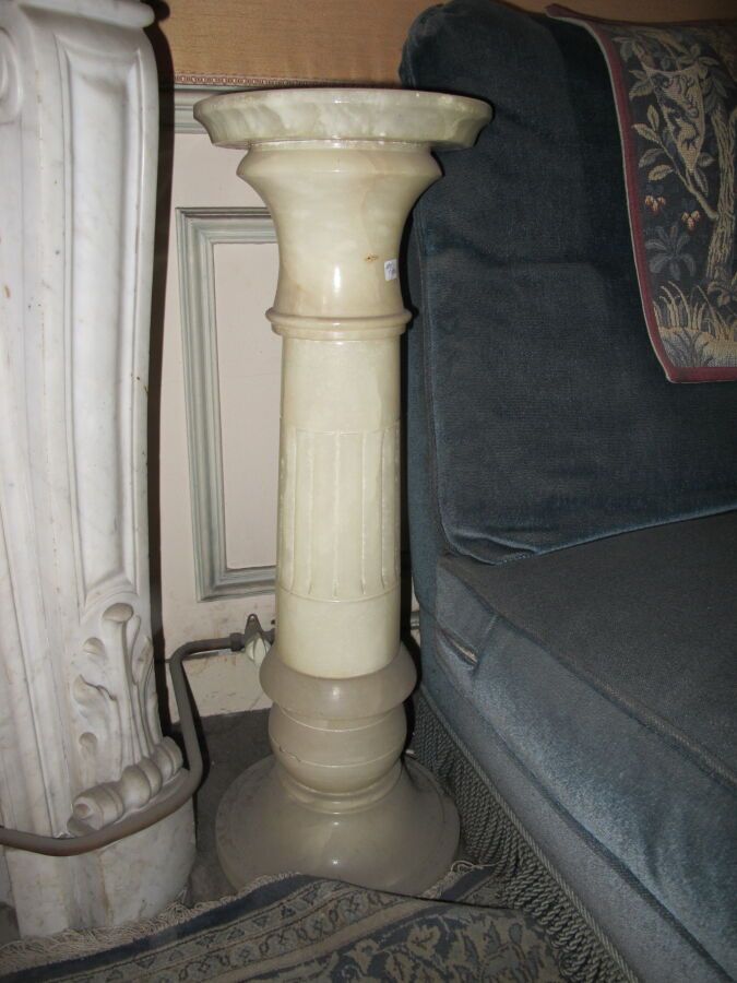 Null Column in alabaster, fluted and ringed shaft. 

H. 74 cm (accidents).