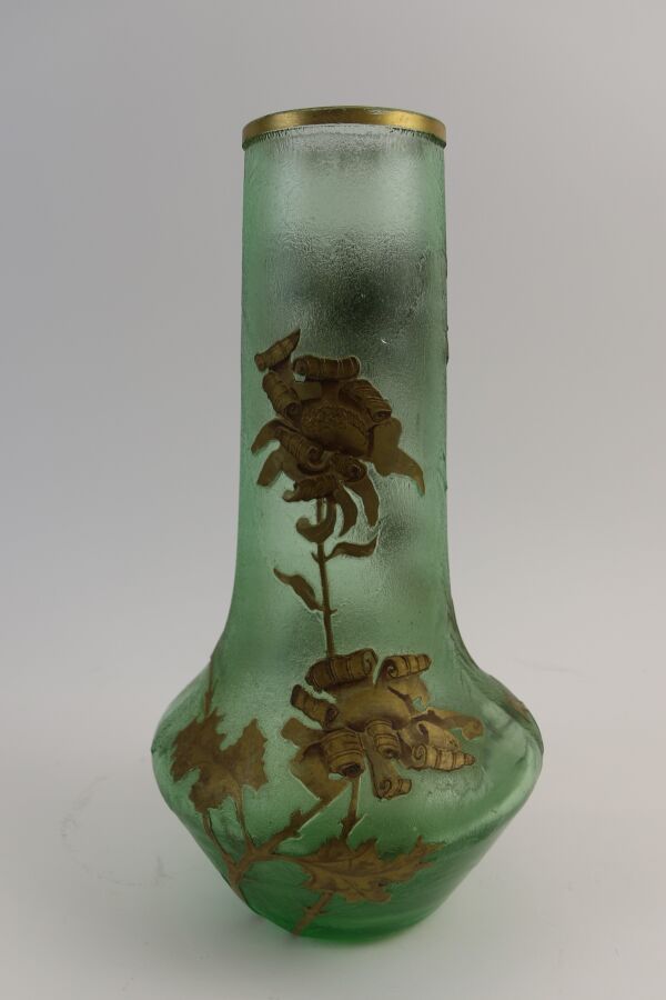 Null legras-montjoye.

绿色磨砂玻璃长颈花瓶，浮雕菊花，并在颈部用黄金、金网加强。底座下有签名。高度：34厘米