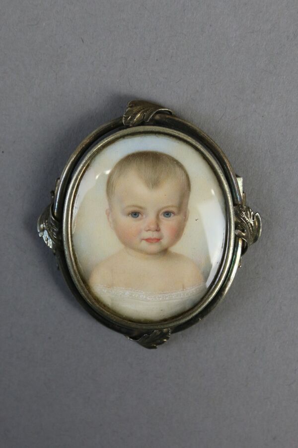 Null 学校 19世纪

一枚925°/°银手镯奖章，有叶子装饰，上面有一个画在象牙上的婴儿半身像的缩影。

尺寸：5 x 4 cm

毛重：16,6 g

&hellip;