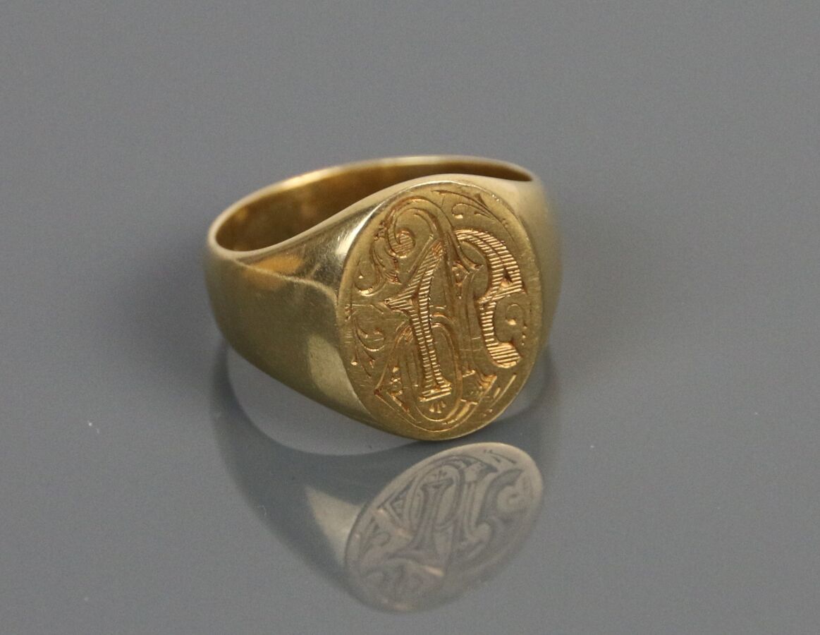 Null Chevalière in oro giallo 750°/°°, inciso. 

TDD : 60 - Peso : 11,1 g