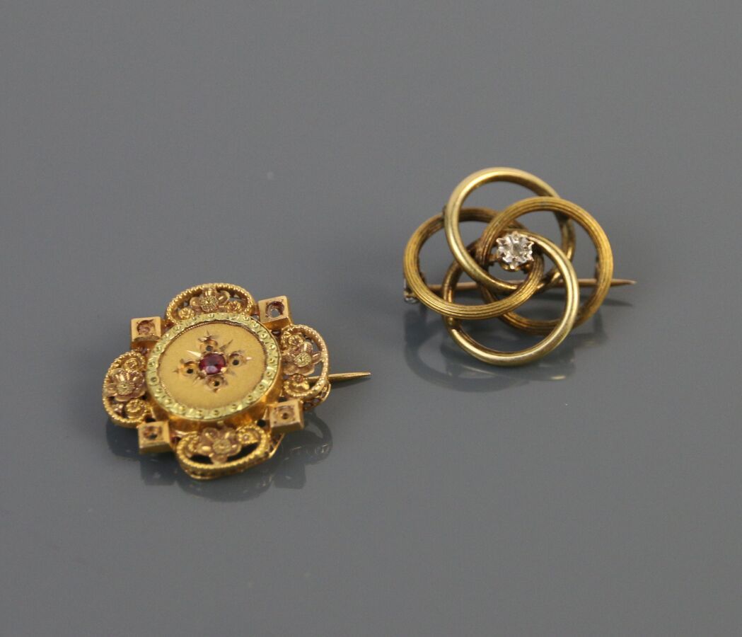 Null 750°/°的黄金和玫瑰金的两个胸针和一个奖章，有镂空或雕刻的装饰，装饰有小的彩色宝石（一个胸针上的事故）。

两个750°/°三色金和铂金吊坠，有花&hellip;