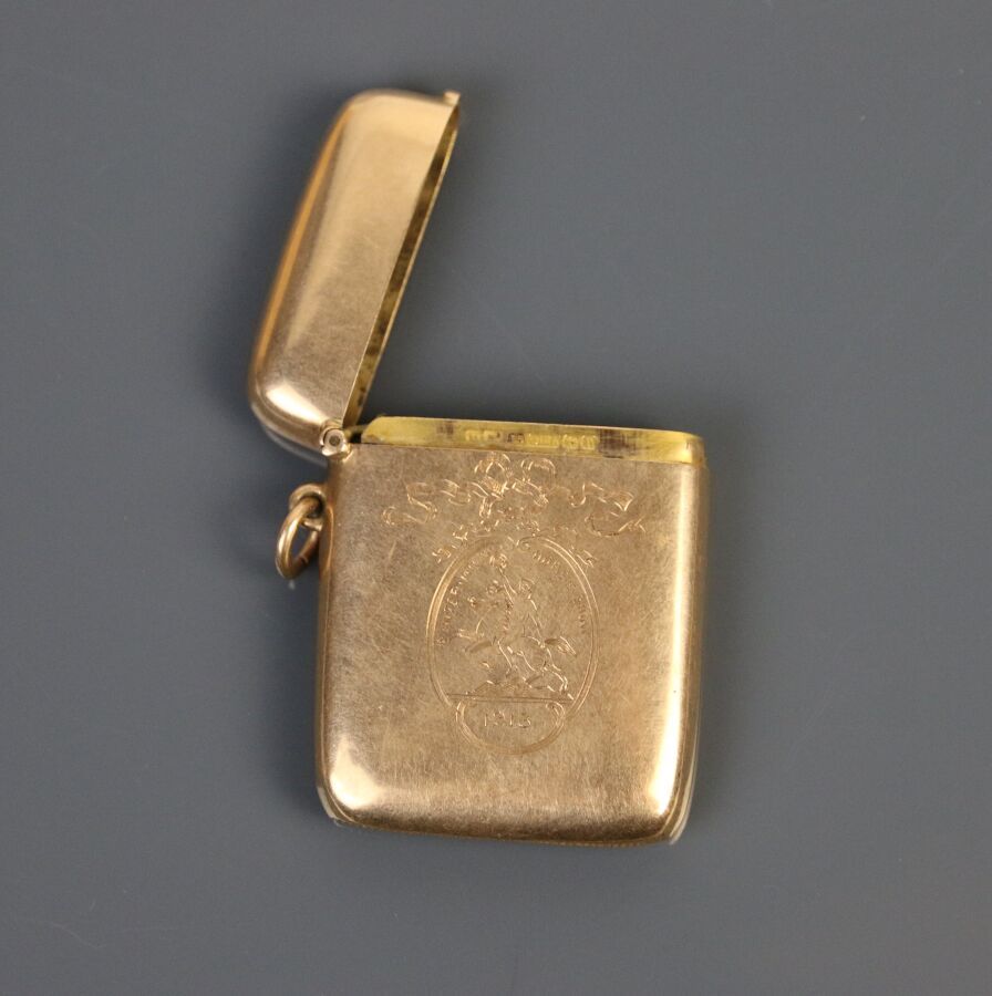 Null 黄金585°/°高温箱，刻有带状奖章的骑手装饰，刻有 "1913年国际马展"。英文作品。

重量 : 28,1 g