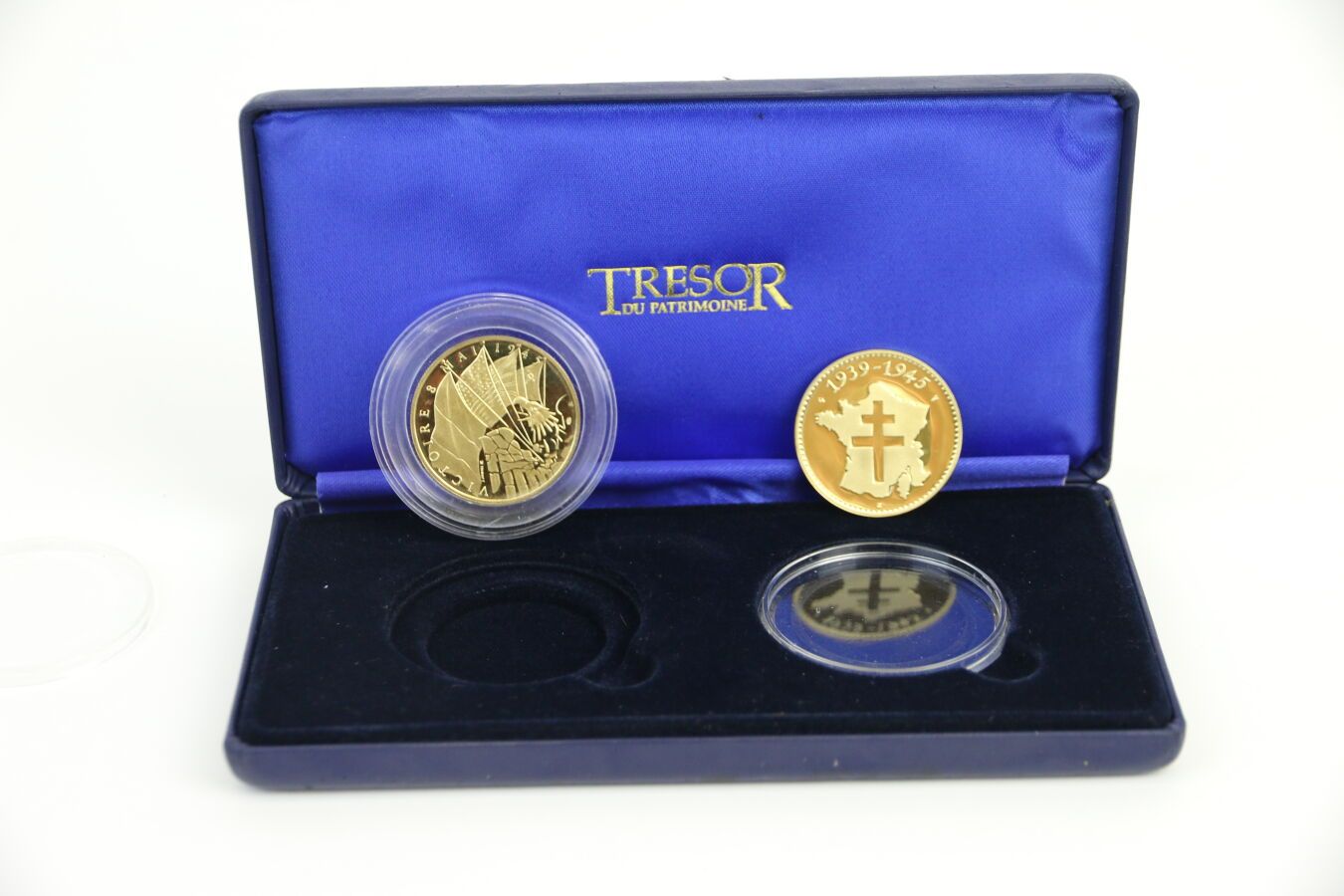 Null Deux médailles commémoratives de la Libération 1939-1945 en or. Dans un cof&hellip;