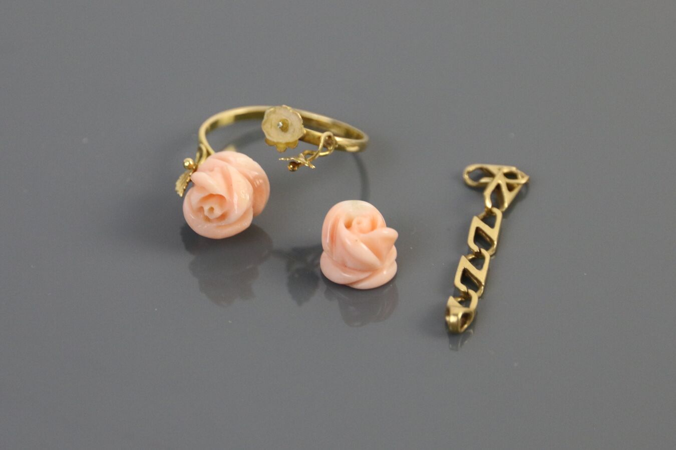 Null Bague en or jaune 750°/°° ornée de deux roses en corail (une rose décollée)&hellip;