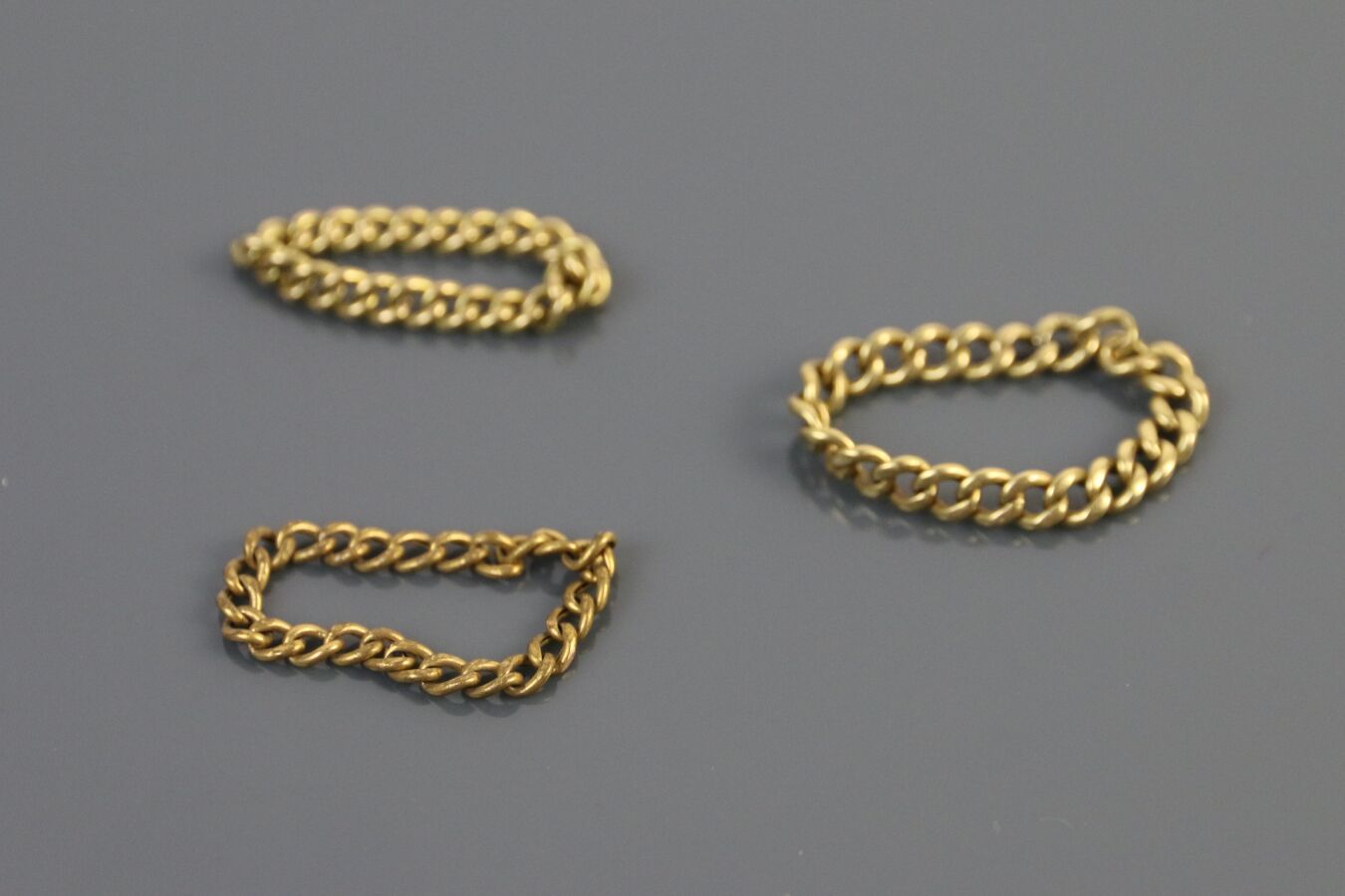Null Tres anillos de oro amarillo 750°/°° en malla. 

Peso : 6,9 g