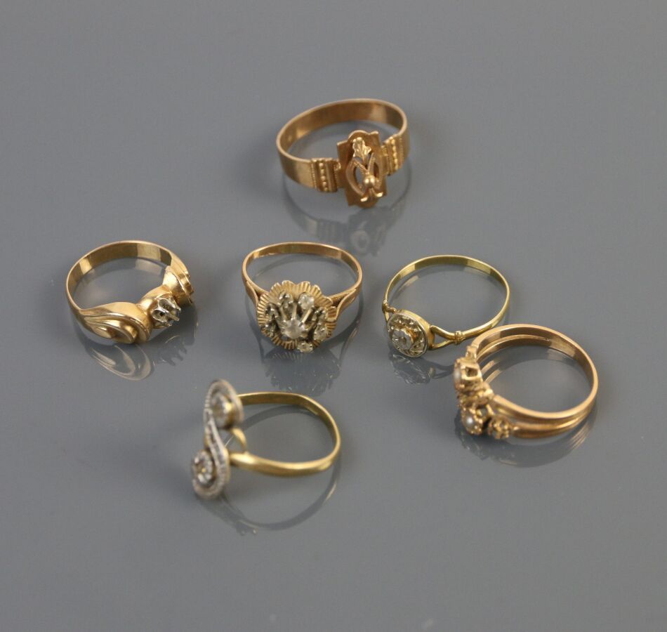 Null 一套六枚雕刻和鏤空的黃金戒指，有些帶有寶石或小珍珠。作品 19世纪-20世纪初。

毛重 : 14,4 g
