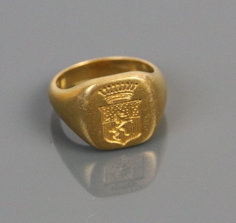 Null Chevalière en oro amarillo 750°/°°, con escudo de armas. 

TDD : 47 - Peso &hellip;