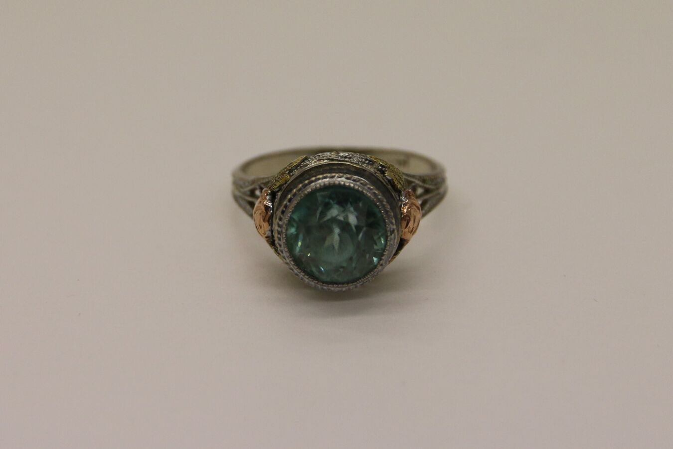 Null 三个585°/°的金戒指，以一个圆形刻面的蓝锆石为中心，边框上有玫瑰装饰，戒指上有穿孔。

TDD: 51

毛重：3,3 g