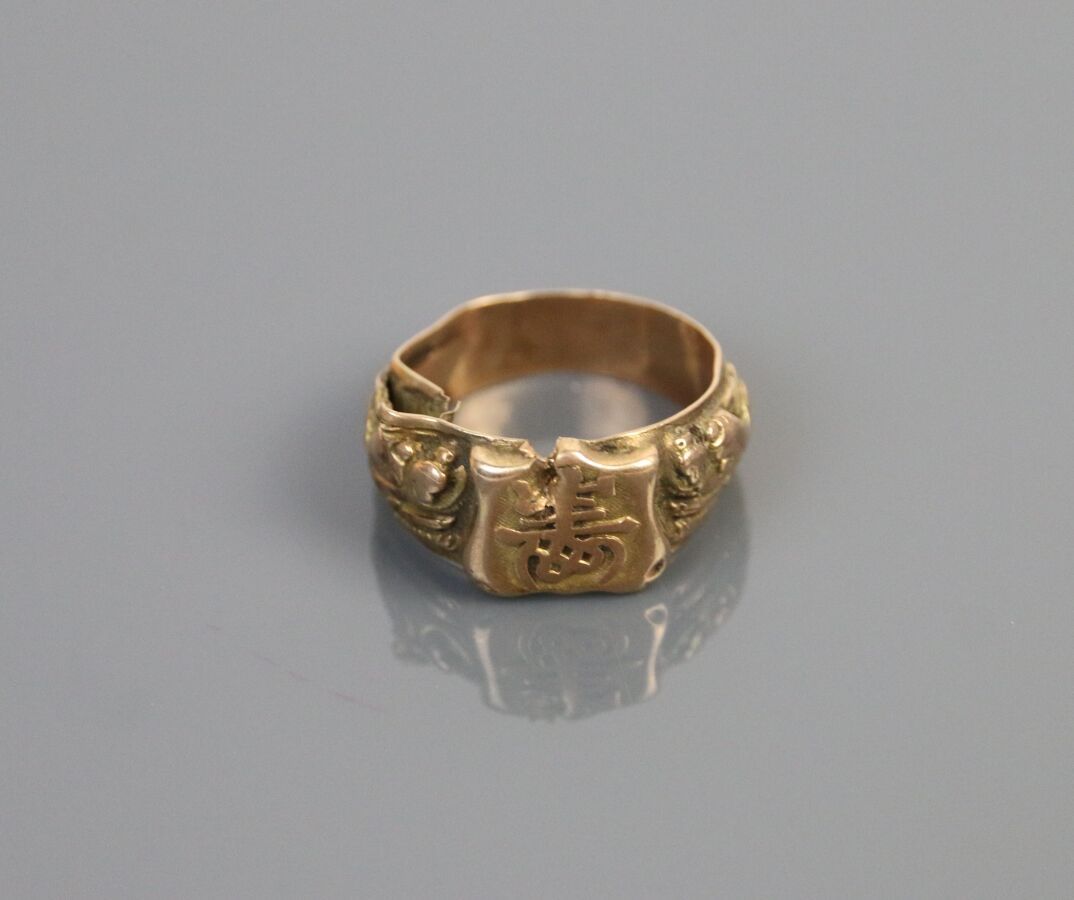 Null 750°/°的黄金Chevalière，刻有涡纹装饰。

重量：2克

585°/°的黄金Chevalière，戒指上有压印的龙、签名和标记。中国（事&hellip;