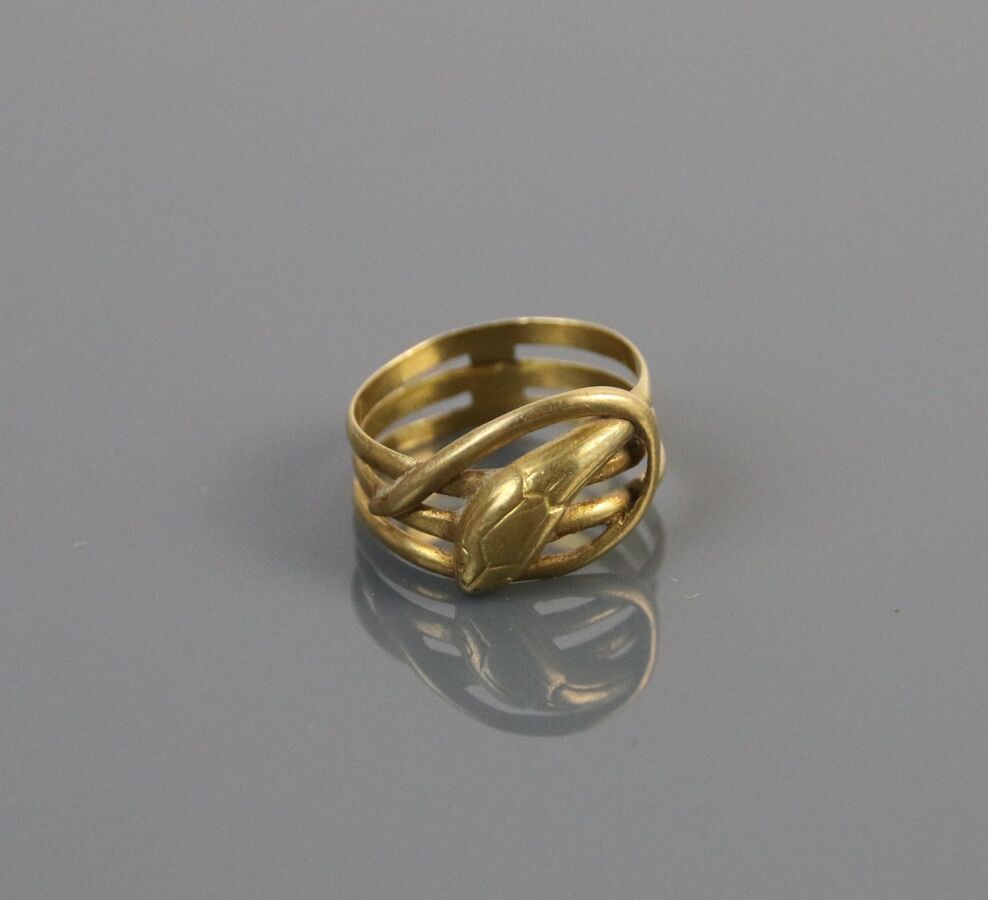 Null Ring in yellow gold 750°/°°, partially openwork, representing a coiled snak&hellip;