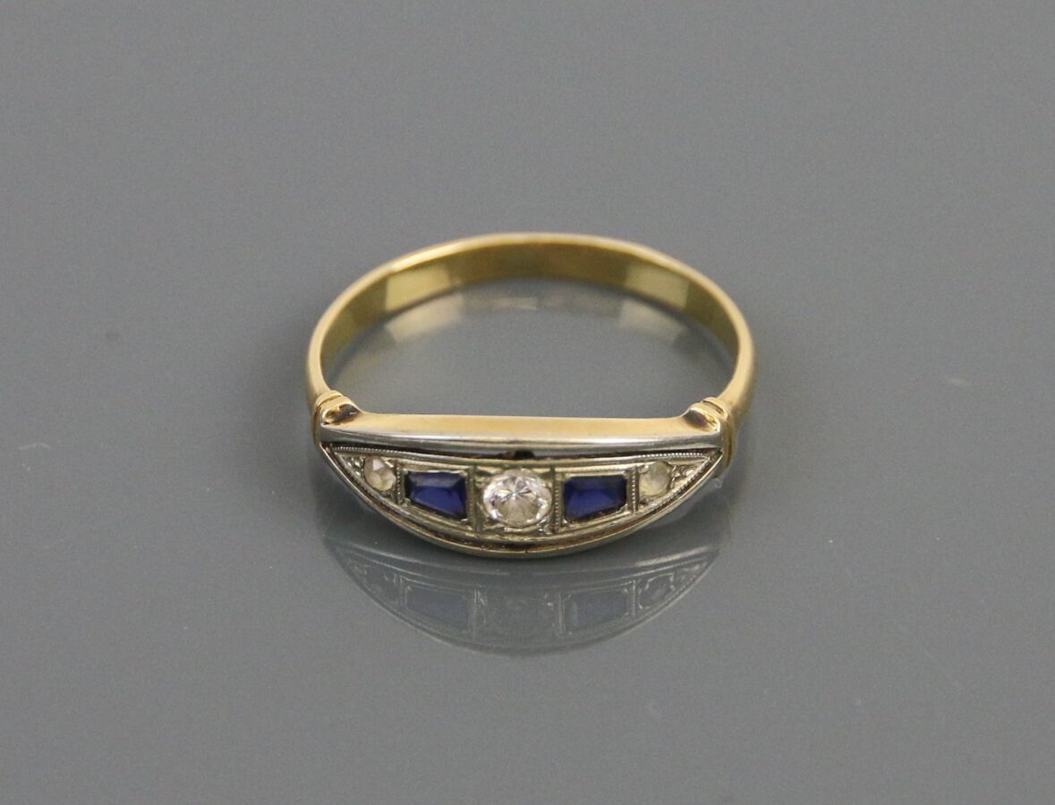 Null Bague en or jaune 750°/°° centrée d'un diamant taille brillant épaulé de de&hellip;