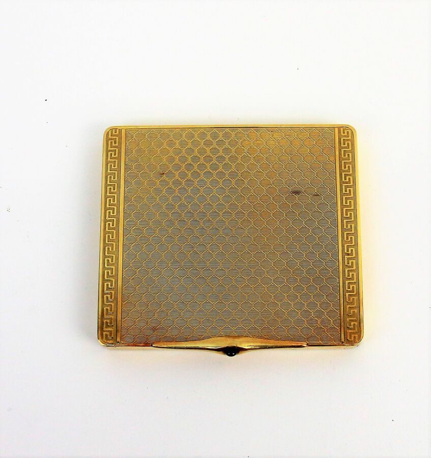 Null Puderdose aus 750°/°° Gold, der Deckel mit ziseliertem Dekor aus griechisch&hellip;