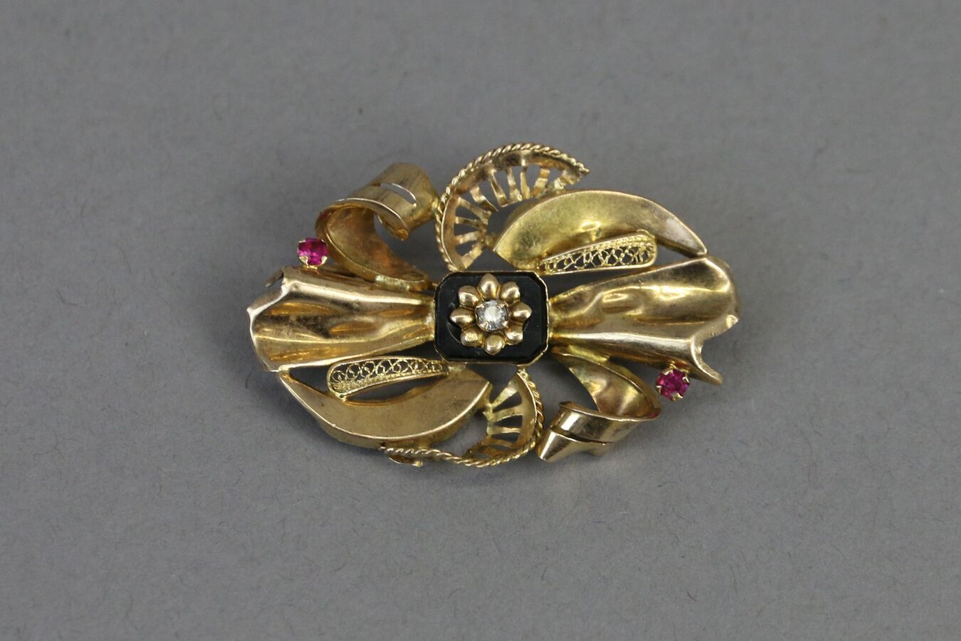 Null Brooch in yellow gold 750°/°° in the shape of a stylized flower centered on&hellip;