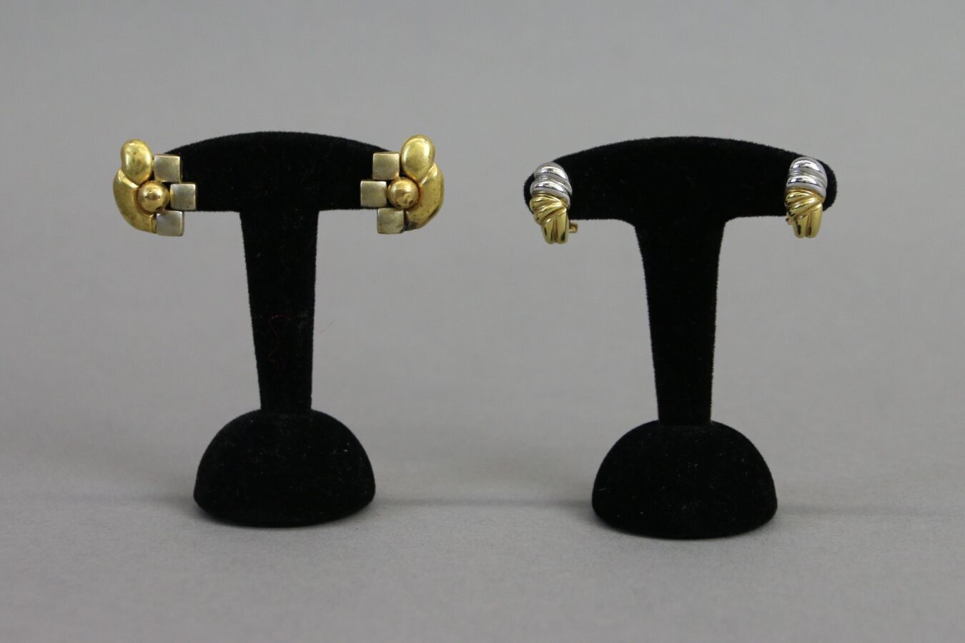 Null Deux paires de clips d'oreilles percées en or jaune et gris 750°/°° en form&hellip;