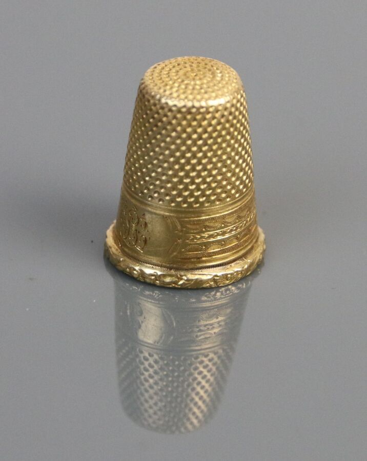 Null A thimble in yellow gold 750°/°° with engraved decoration of friezes and nu&hellip;