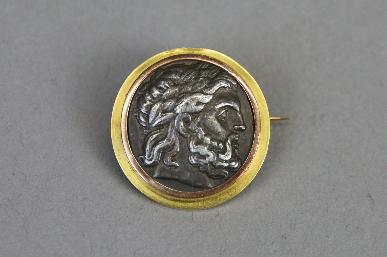 Null 古代金属币，代表罗马皇帝的侧面，用750°/°的黄金镶嵌。

毛重：19,8克