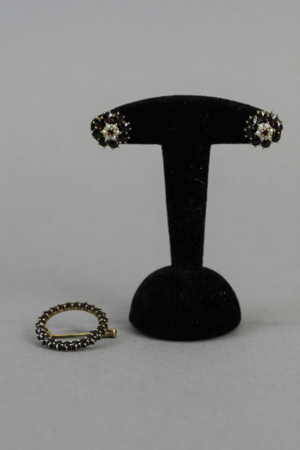 Null 镶有石榴石的银质vermeil胸针，两只镶有红色宝石和珍珠的镀金耳环。

总毛重：6.3克