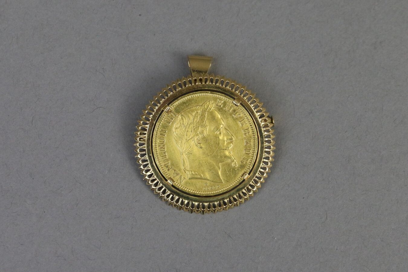 Null 750°/°黄金吊坠胸针，带有50法郎的拿破仑三世黄金头像，1867年。

重量：23,5 g