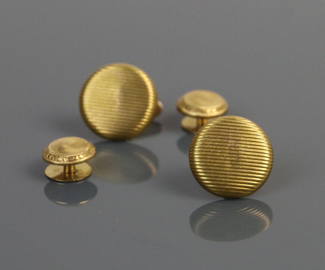 Null 两对750°/°的黄金圆形胸针，带有扭索纹装饰。

重量：6克