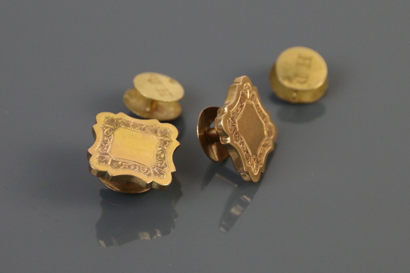 Null Zwei Paare Plastronknöpfe aus 750°/°° Gelbgold, ein Paar viereckig mit abge&hellip;