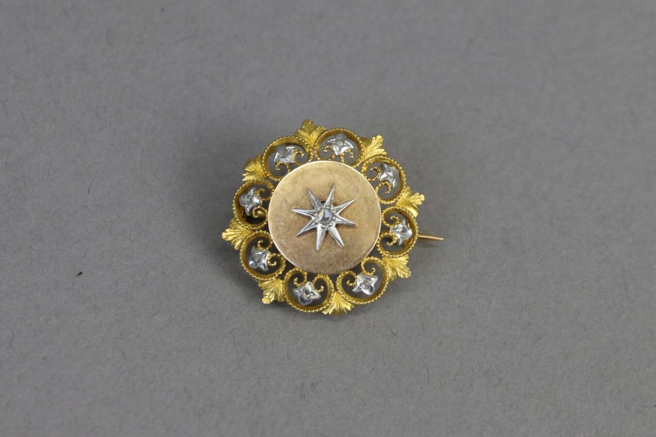 Null Spilla a forma di fiore stilizzato in tre tonalità d'oro 750°/°°° decorata &hellip;