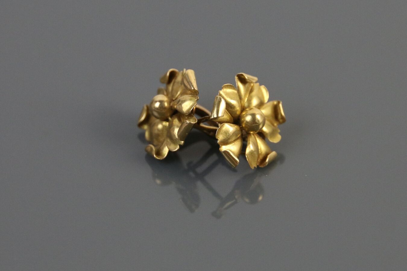 Null 750°/°°的黄金耳环一对，饰有花朵。

重量：3克