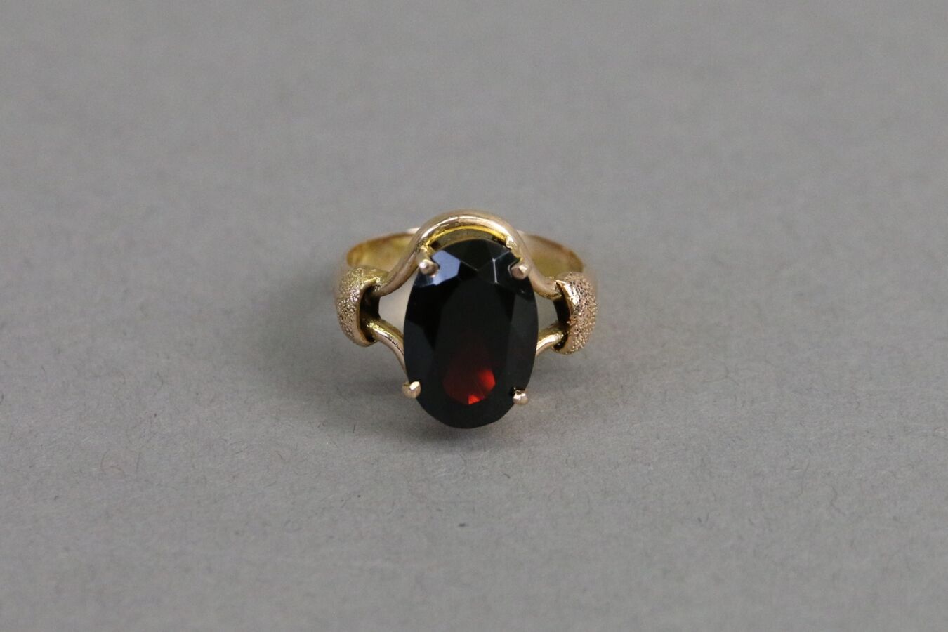 Null Ring aus 585°/°° Gelbgold, besetzt mit einem Almandin-Granat von etwa 7 Kar&hellip;