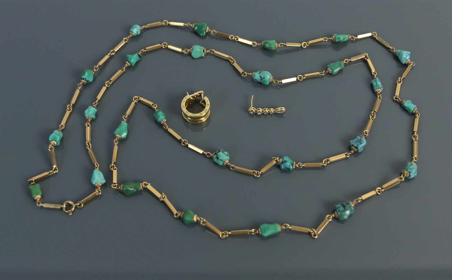 Null Necklace made of turquoise pearls on a yellow gold chain 750°/°°. 

Length:&hellip;