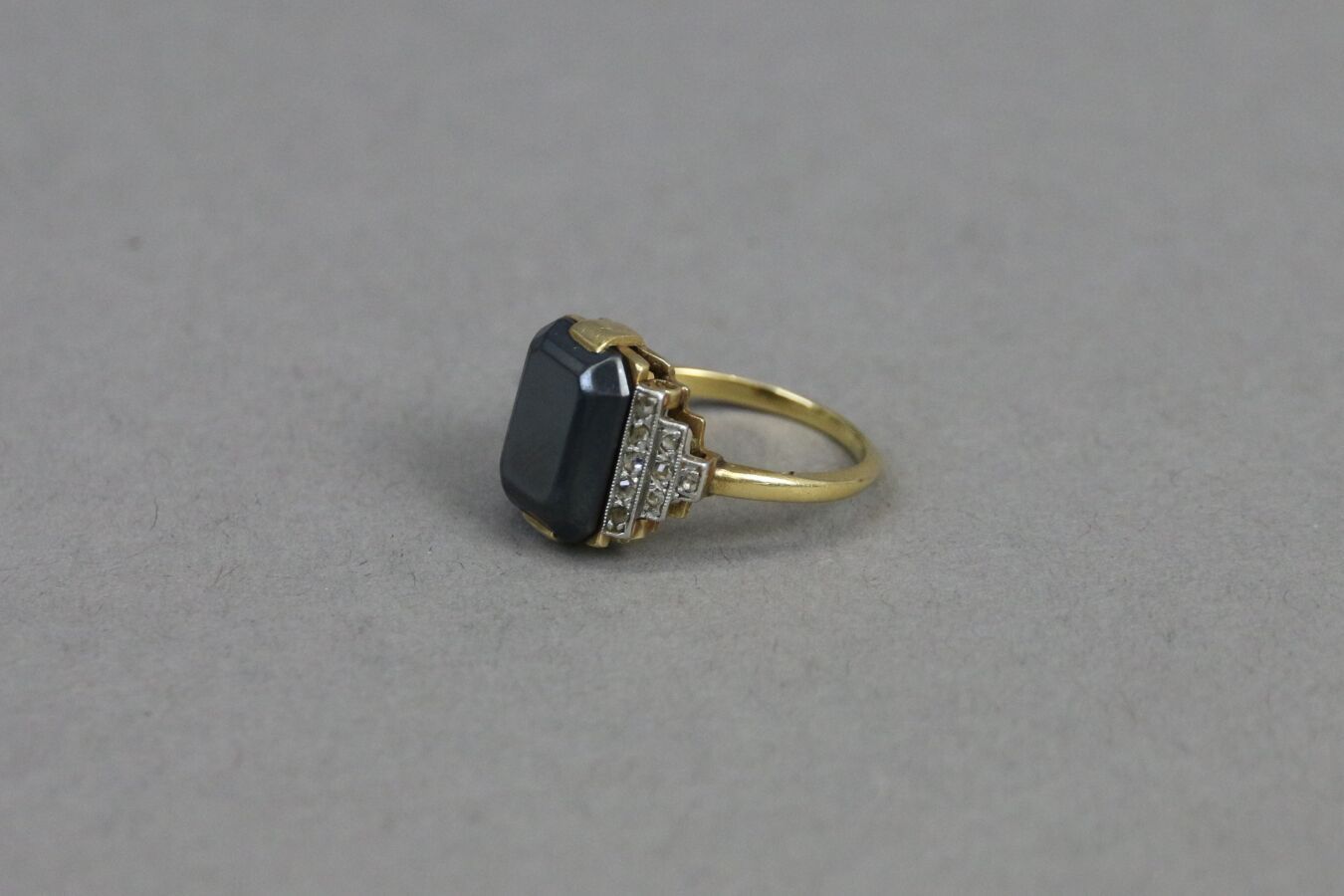 Null 黄金戒指，以长方形玛瑙为中心，镶嵌着层层叠叠的钻石玫瑰。

TDD: 57

毛重：5.4克