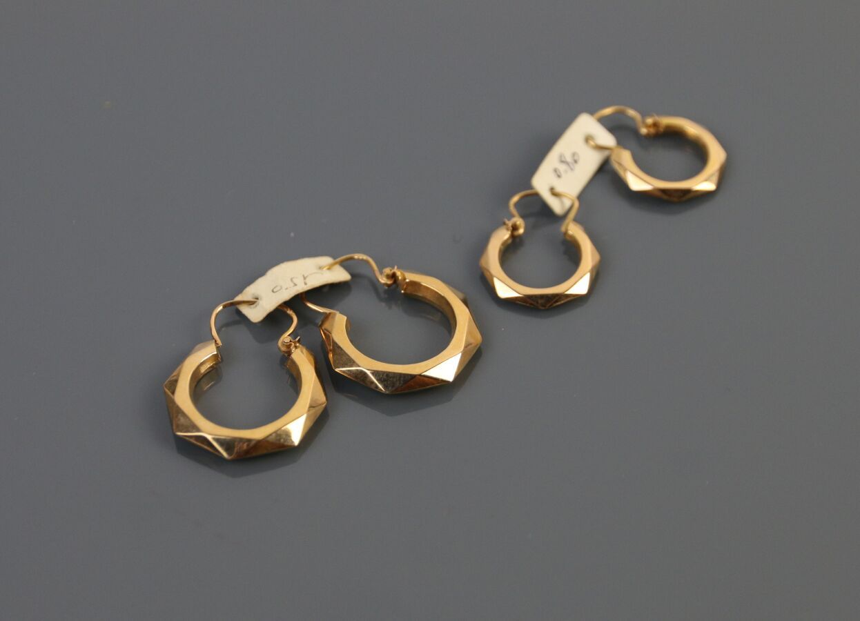 Null Two pairs of creoles in yellow gold 750°/°° with faceted decoration. 

Weig&hellip;