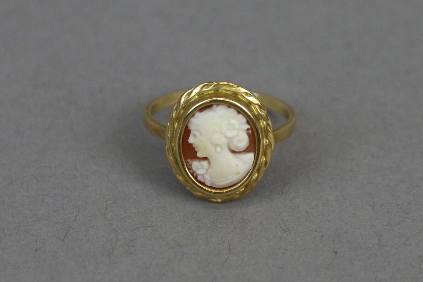 Null Yellow gold ring 750°/°° with a cameo in closed setting. 

TDD : 55 - Gross&hellip;