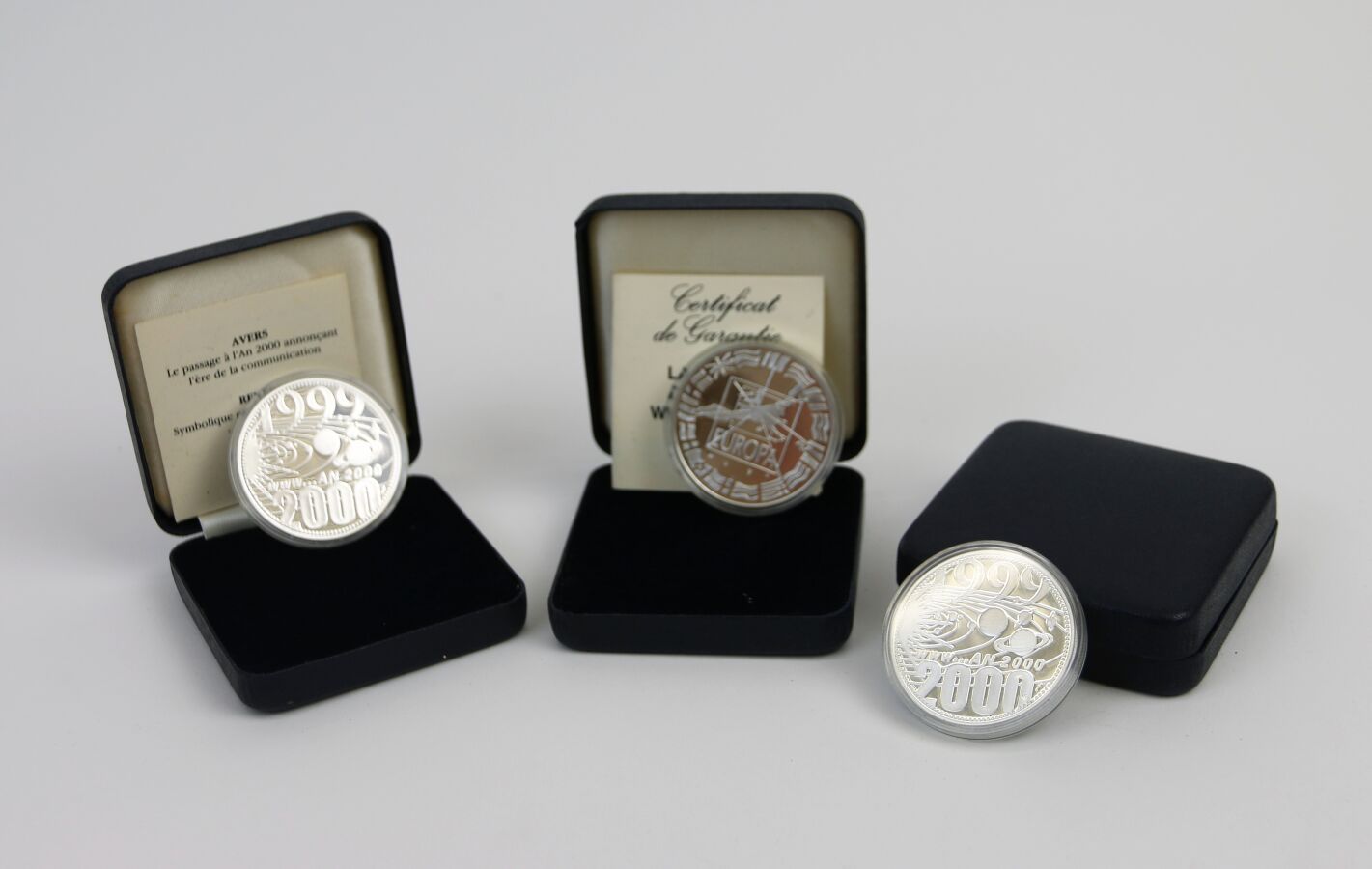 Null 2000年银质的La frappe du siècle三枚奖牌。附带箱子和巴黎大教堂的证书

重量：75克
