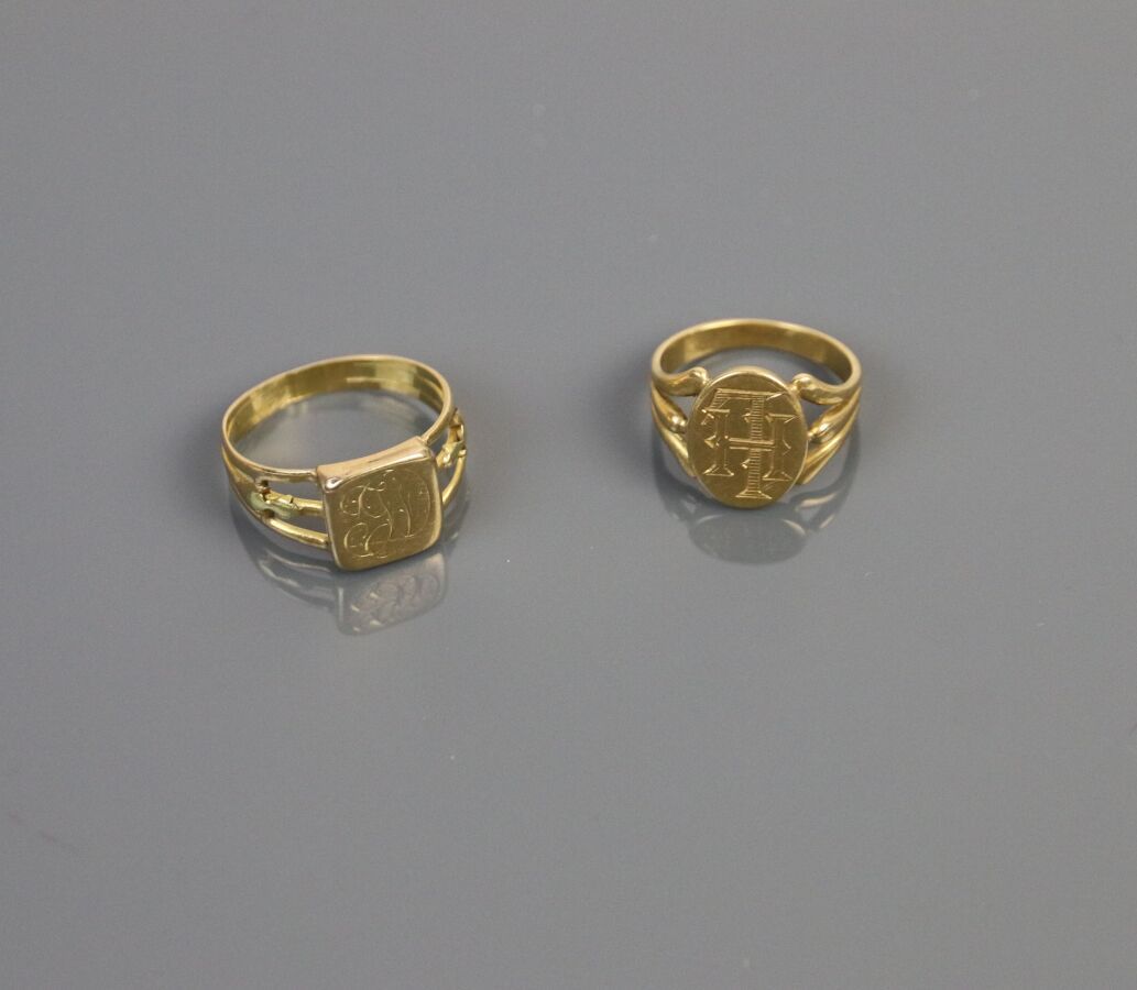 Null Dos anillos de sello en oro amarillo 750°/°°°, parcialmente calados, grabad&hellip;