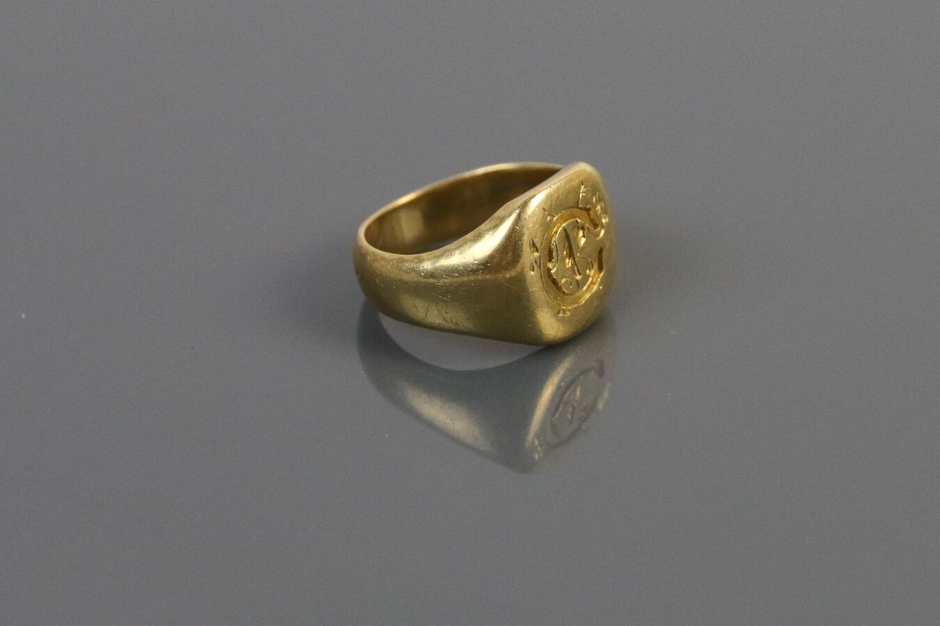 Null Chevalière in yellow gold 750°/°°, engraved "C".

TDD : 48 - Weight : 9,7 g