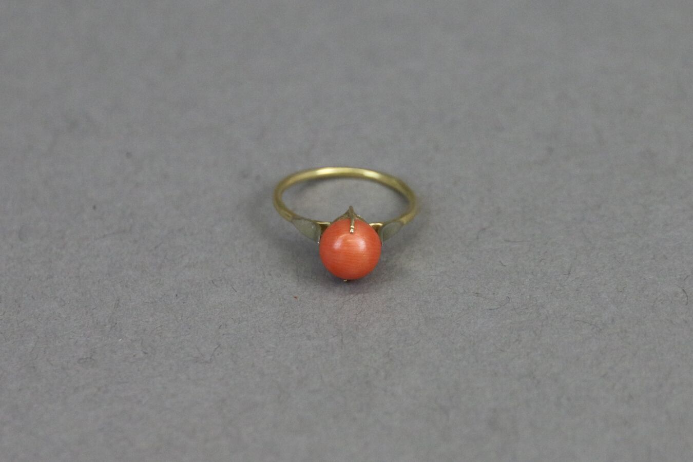 Null Yellow gold ring set with a ball of coral in claw setting.

TDD: 44

Gross &hellip;