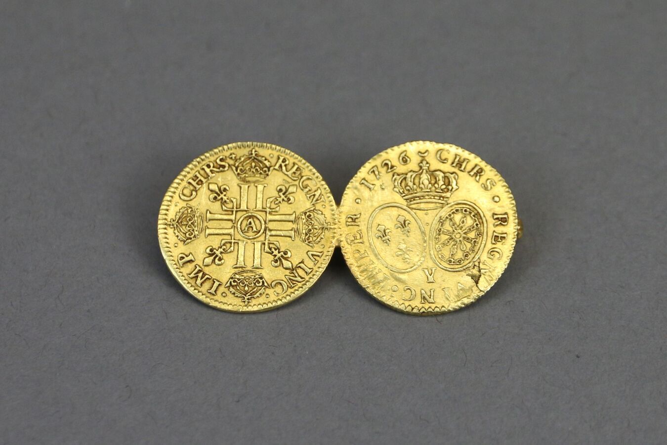 Null Zwei Louis d'or als Brosche, Jahre 1642 und 1726.

Gewicht: 17,8 g