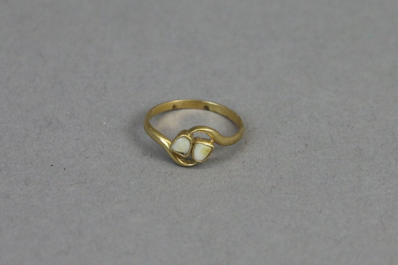 Null 镶嵌在黄金戒指中的两颗乳牙，750°/°°°。

TDD: 61

毛重：2,5 g