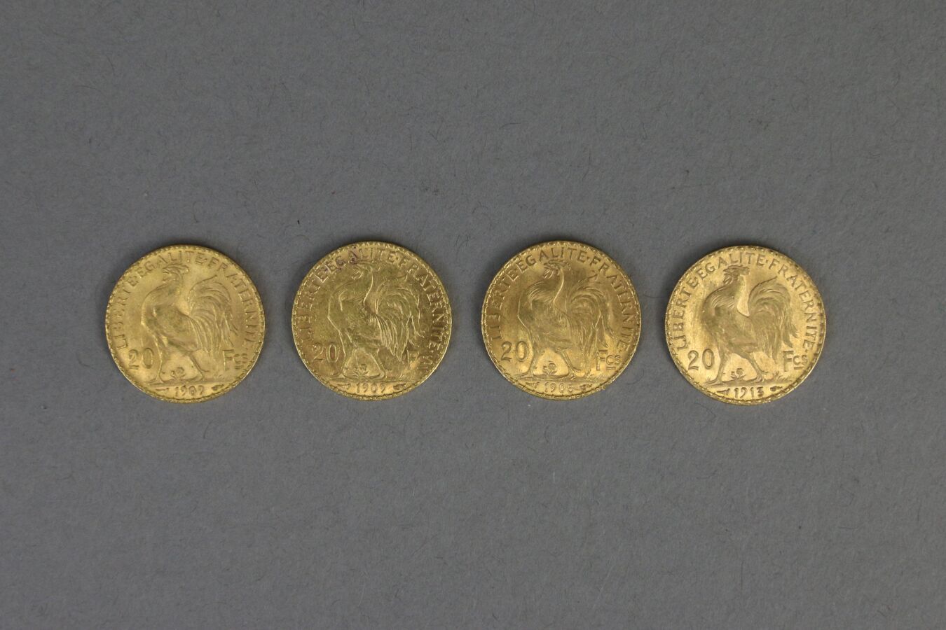 Null 法国

四枚20法郎的公鸡金币，年份为1905-1909-1913。
