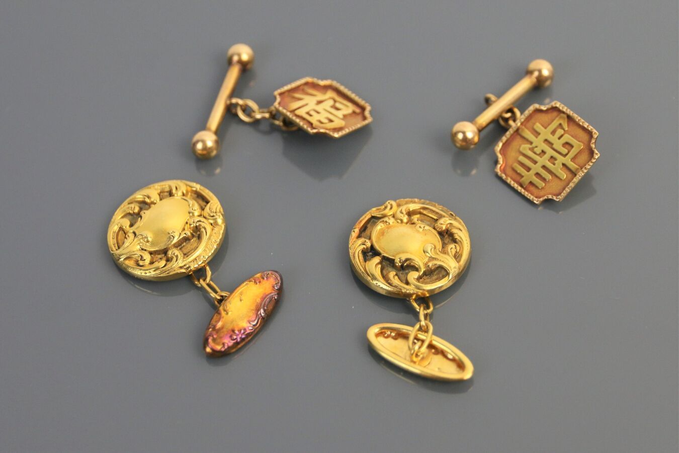 Null 一对750°/°°的金质袖扣，上面有一个中国象形文字。

一对750°/°的金质袖扣，有马蹄形和叶子的重塑装饰。

重量：11.6克