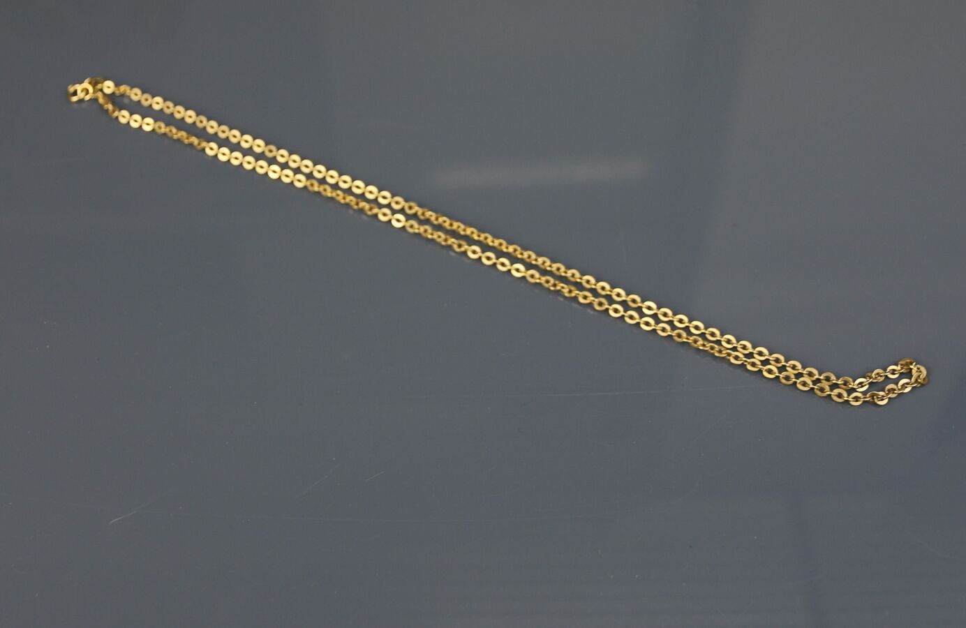 Null 750°/°黄金链，圆形和扁平链节，龙虾扣。
长度：49厘米
毛重：9,9 g