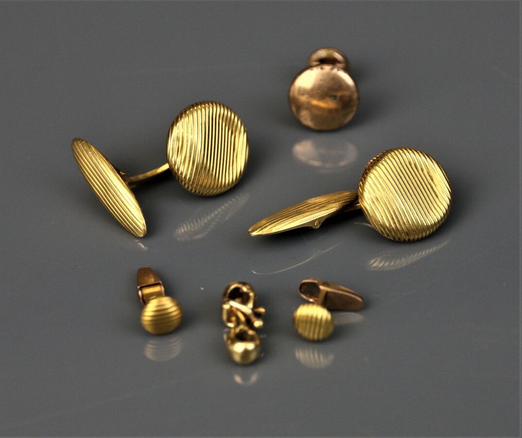 Null Coppia di gemelli, due collier e due pettorali in oro giallo 750°/°°.
Peso &hellip;