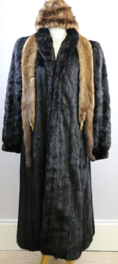 Null Dark mink coat
Size 36. 
A brown mink scarf and a mink hat are attached.
(I&hellip;