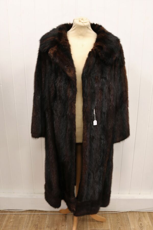 Null GRETLER
Abrigo largo de visón negro y marrón con dos bolsillos. 
Talla 38/4&hellip;