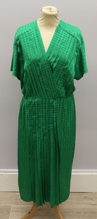 Null 皮埃尔-巴尔曼(PIERRE BALMAIN)
绿色交叉绫罗绸缎长裹裙，短袖，四颗纽扣封口 
尺寸38/40
(线被拉断，皮带丢失)