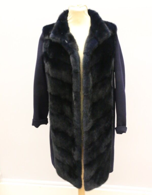 Null SAM RONE

Three-quarter length coat in navy blue mink and wool blend, offic&hellip;