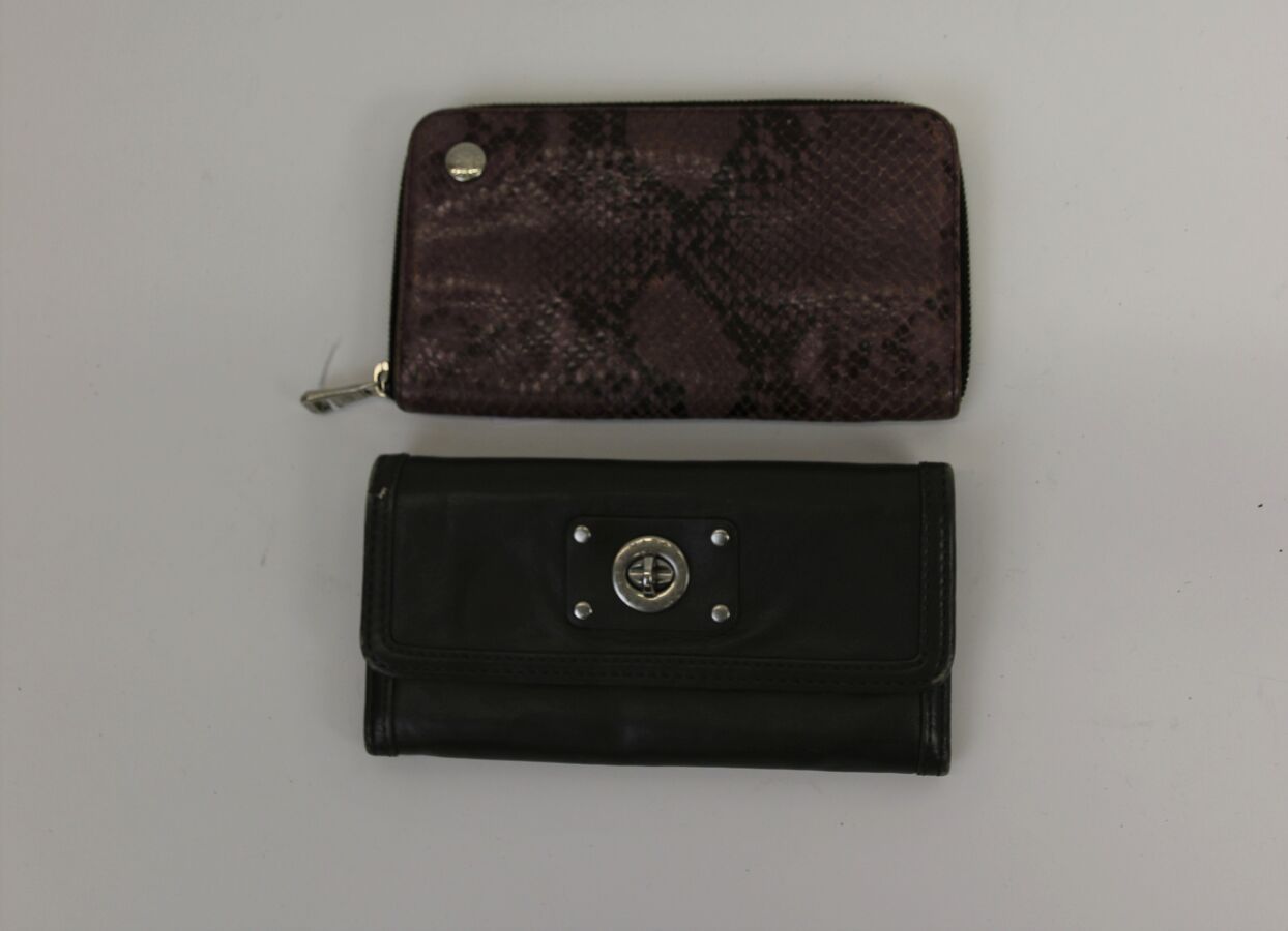 Null MARC JACOB
Brieftasche aus taupegrauem Leder mit Münzfach und Kartenfächern&hellip;
