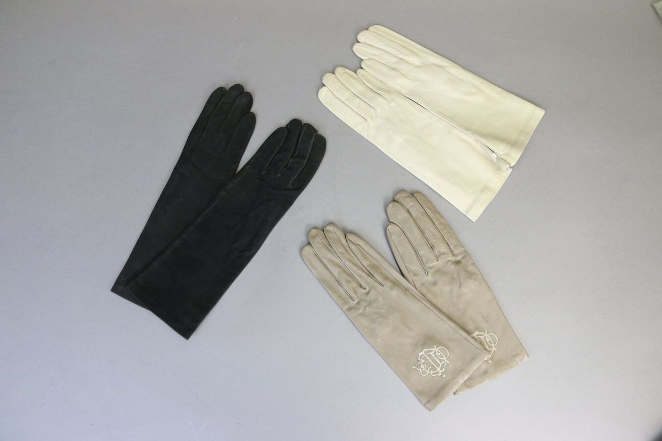 Null CHRISTIAN DIOR
Lot including two pairs of gloves
One in taupe-colored lambs&hellip;