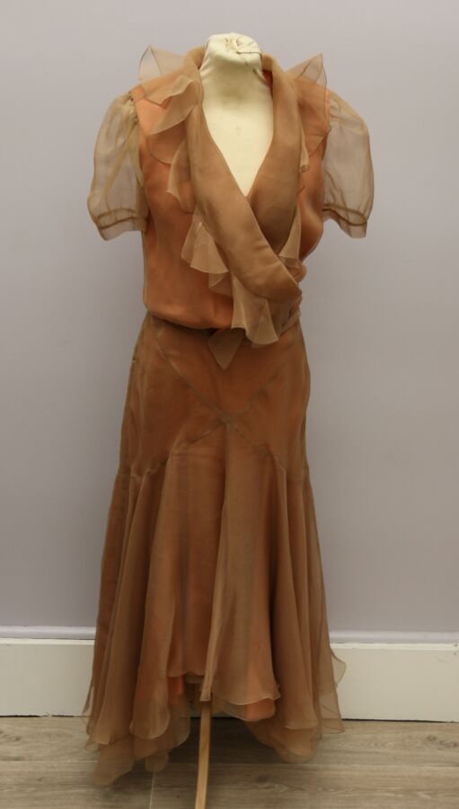 Null 纪尧姆-达贡
套装包括两条裙子和它们的心形套，采用棕色绉绸和桃红色缎子。
包围式的裙子用搭扣和领带收拢。 
第一条裙子：半长的裹身裙，用一个纽扣和两个&hellip;